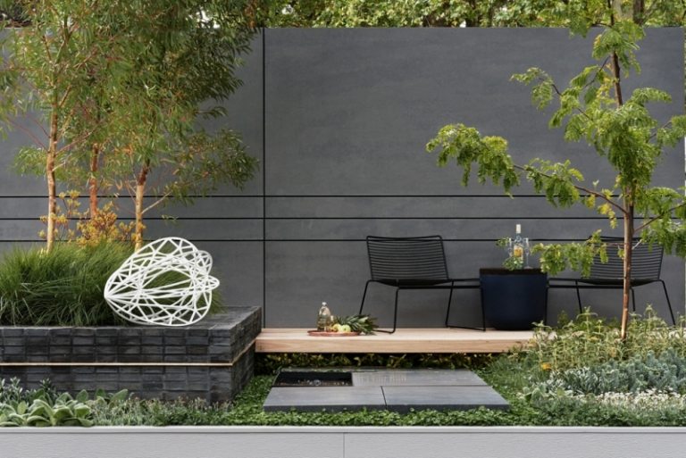 Gartendeko-Ideen-modern-Gartenskulptur-weiss-Metall