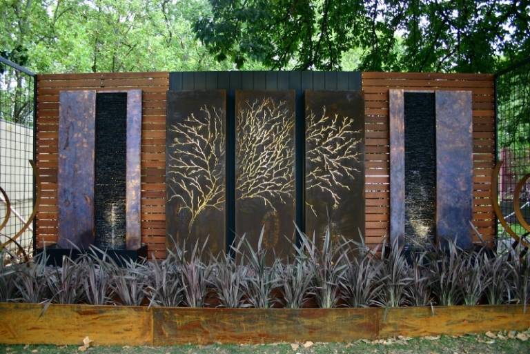 Gartendeko Ideen modern-Holzwand-Wasserspiele