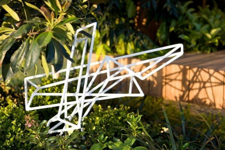 Gartendeko-Ideen-modern-Metall-Skulptur-weiss