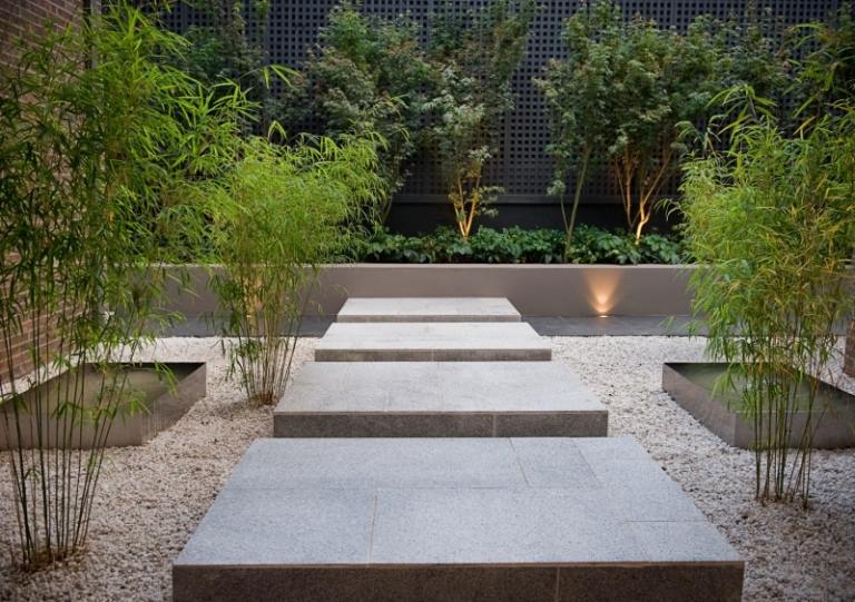 Gartengestaltung-Kies-Bambus-Natursteinplatten-Ideen