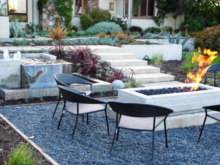 Gartengestaltung-Kies-Boden-verlegen-Feuerstelle
