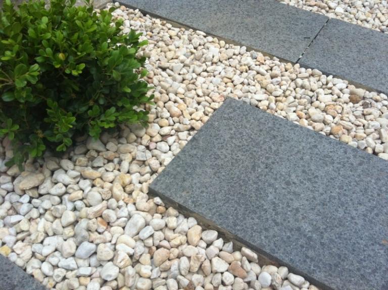 Gartengestaltung-Kies-Gartenweg-Granitplatten-Buchsbaum