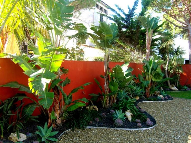 Gartengestaltung-Kies-Ideen-Natursteinmauer-Sukkulenten-Palmen