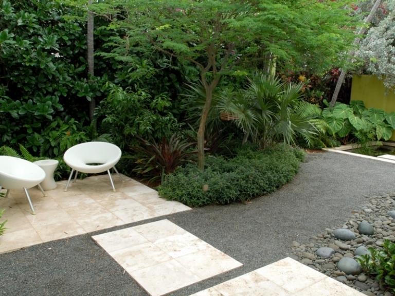 Gartengestaltung-Kies-Sandstein-Platten-lauschig-Palmen