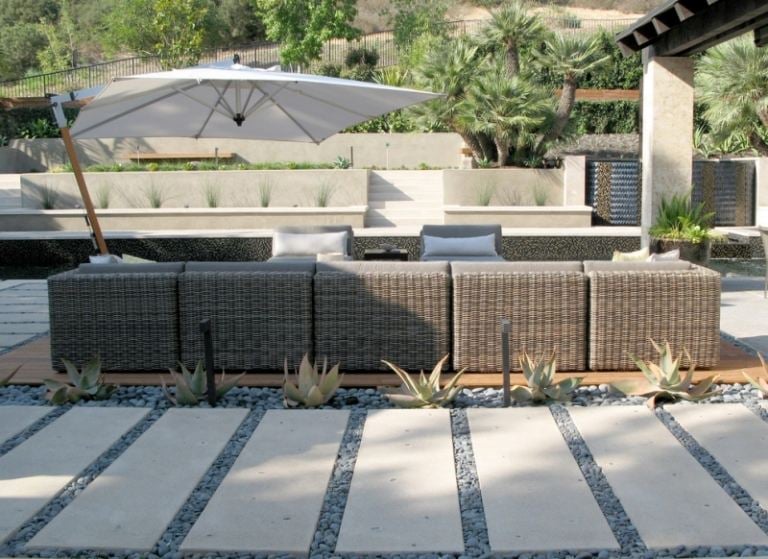 Gartengestaltung mit Kies Terrasse-Rattan-Moebel-Sonnenschirm