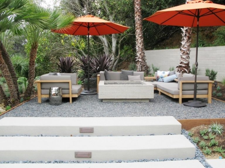 Gartengestaltung mit Kies-Terrasse-Sonnenschirme-Patio-Moebel