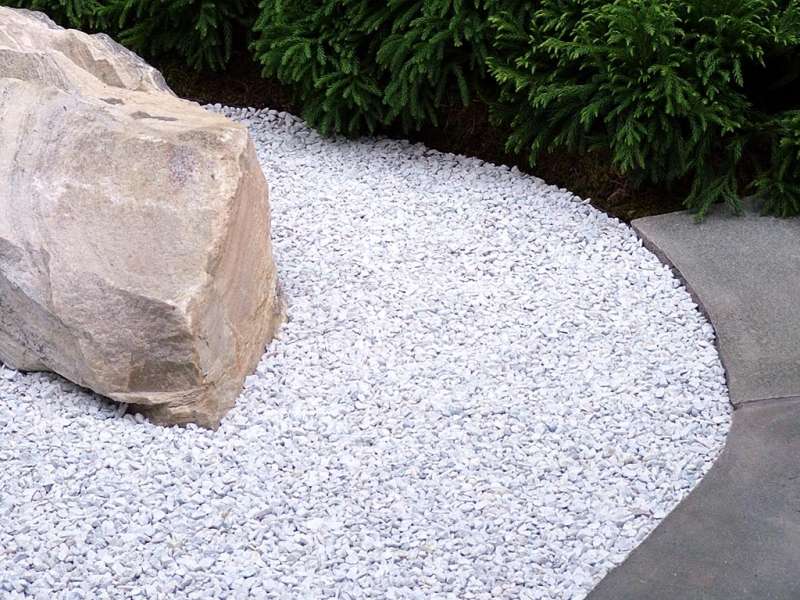 Gartengestaltung-Kies-japanischer-Stil-Stein-Nadelbaum