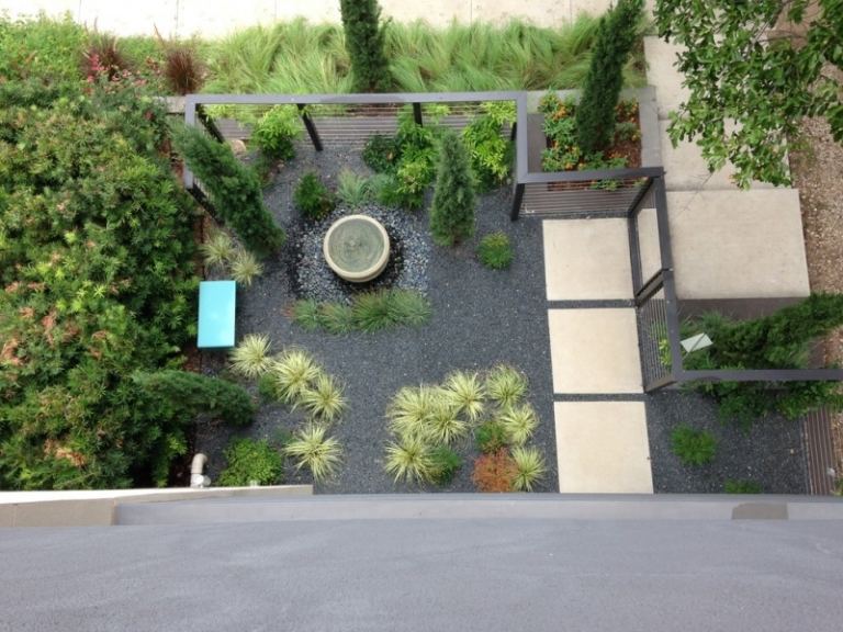 Gartengestaltung mit Kies modern Gartenzaun-Metall-Sukkulente
