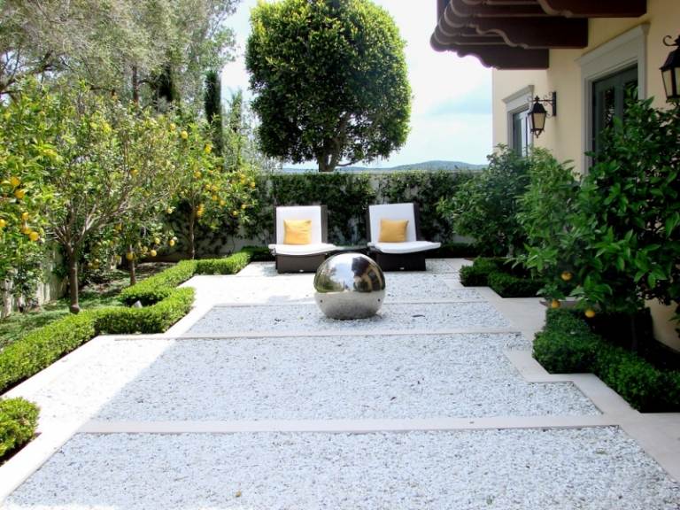 Gartengestaltung-Kies-modern-Terrasse-Gartenbrunnen-Stahl
