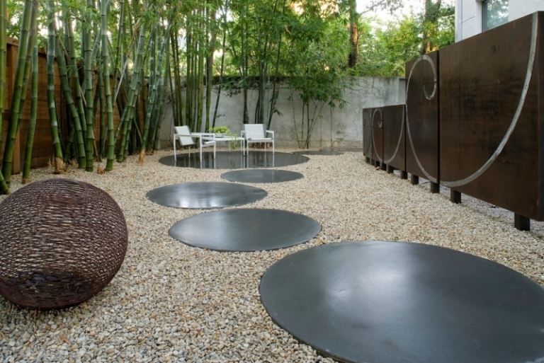 Gartengestaltung-Kies-runde-Platten-Bambus-Cortenstahl