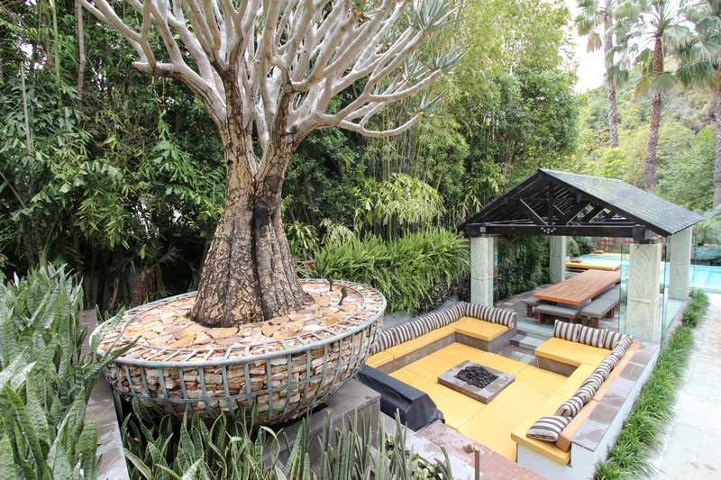 Gartengestaltung-kleine-Gaerten-Baum-Sitzecke-modern