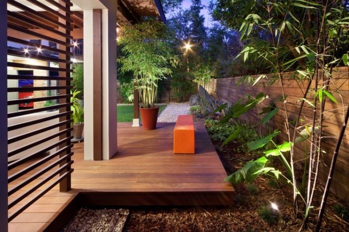 Gestaltung-ideen-Sonnenterrassen-Veranda-in-die-Gartenlandschaft-integriert