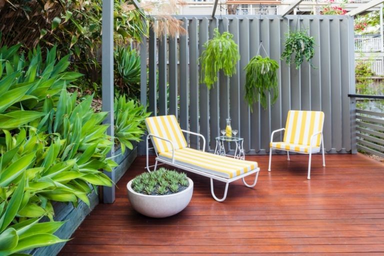 Gestaltungsideen-kleine-Gaerten-Terrasse-Sichtschutz-Pflanzen