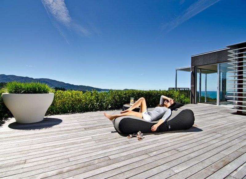 Ideen-Gartengestaltung-modern-Sitzsack-Sonnenliege-Lujo