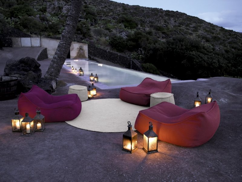 Ideen-Terrassengestaltung-lila-Sitzsack-Garten-modern