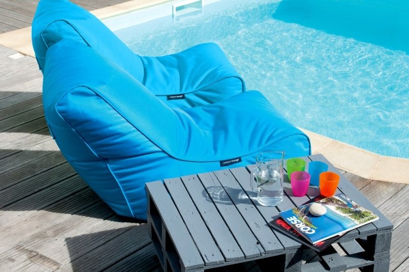 Ideen-Terrassengestaltung-modern-Sitzsack-Pool-ambientlounge