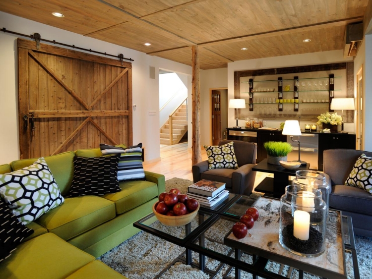 Innentüren aus Holz modern-gruenes-Sofa-Wohnzimmer