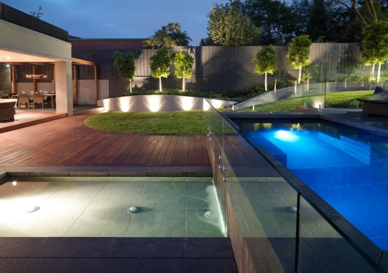 LED-Gartenbeleuchtung-Pool-grosser-Garten-Rasenflaeche-Baum