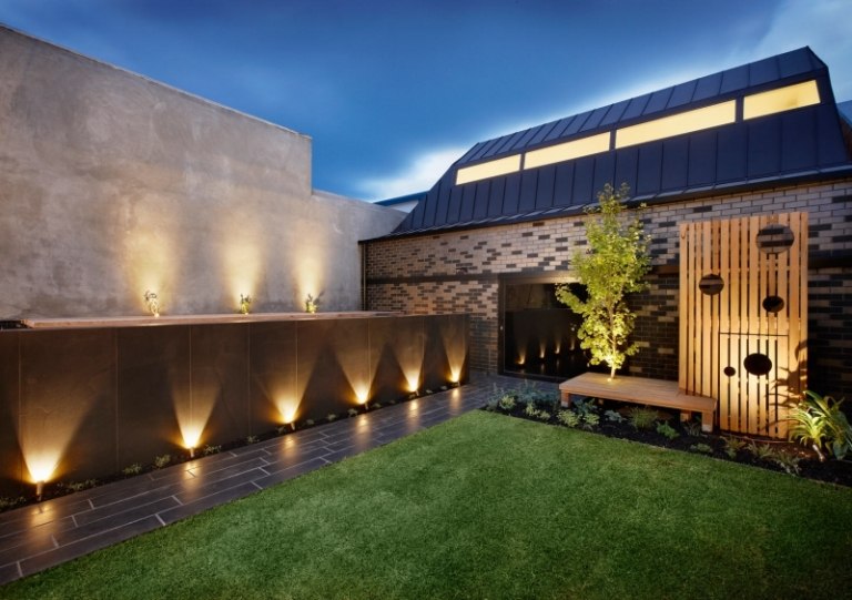 LED-Gartenbeleuchtung-hohe-Steinmauer-Poolrand-Gartenhaus