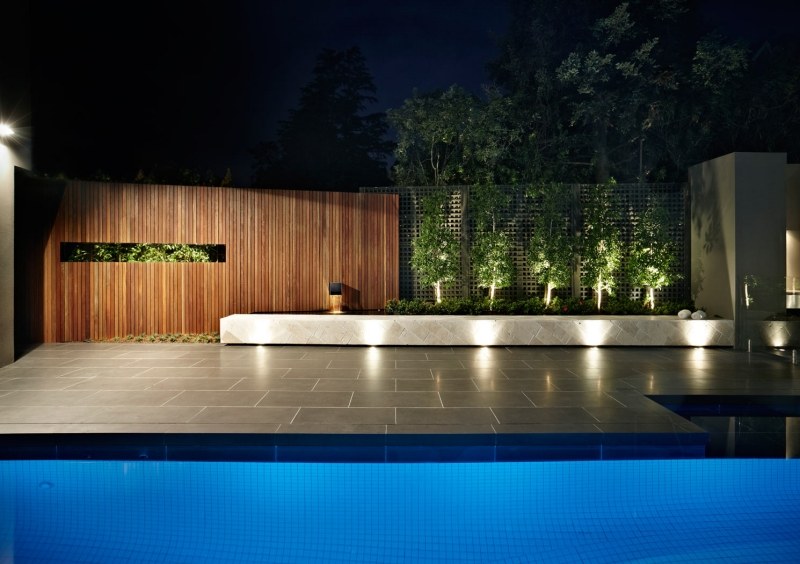 LED-Gartenbeleuchtung-moderne-Bodenleuchten-Gartenzaun-Blumenbeet