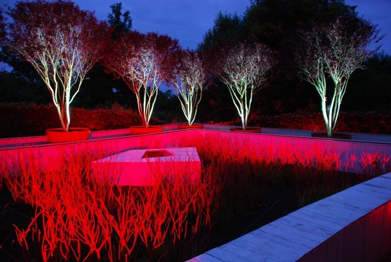 Led-Gartenbeleuchtung-Ideen-rote-Farbe-Baume