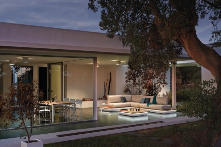 Lounge-Gartenmoebel-Sofa-Beleuchtung-Ideen-integriert