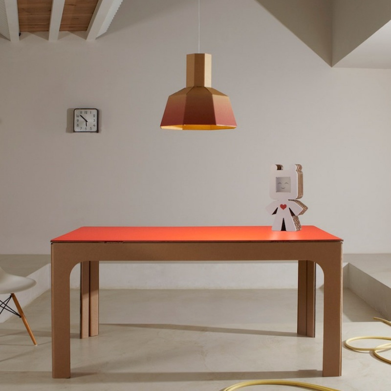 Moebel-aus-Pappe-Esstisch-orange-Tischplatte