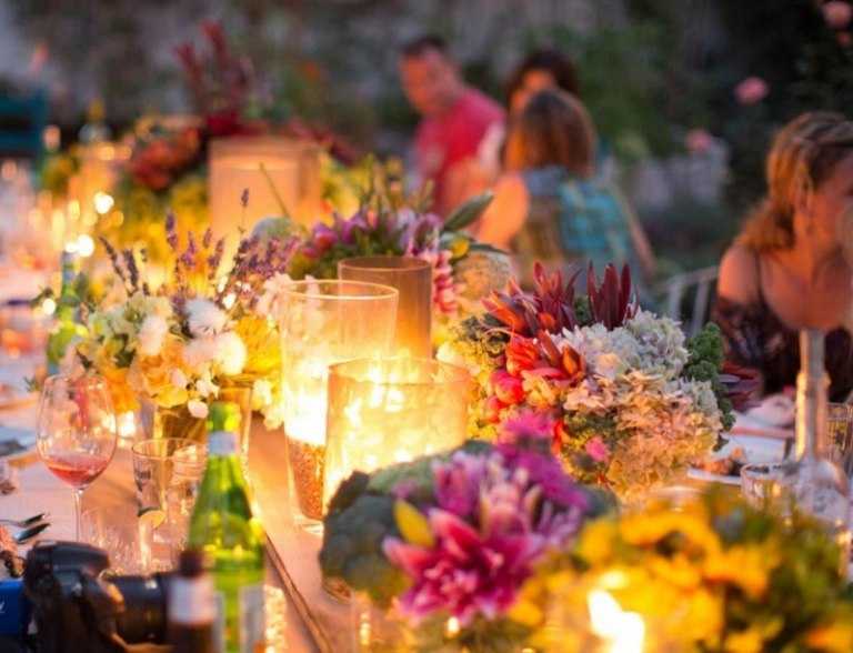 Party-Garten-Tischdeko-Windlichter-Blumengestecke