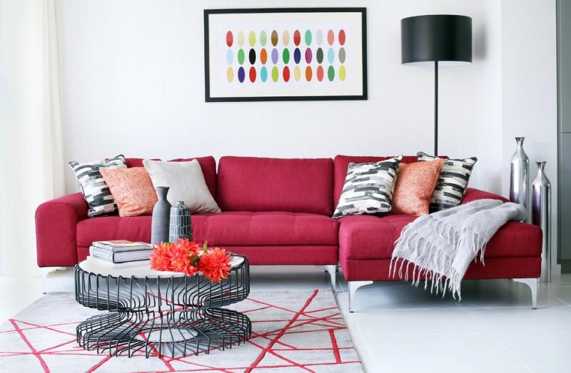 Stilvolle-Wohnzimmereinrichtung-Sofa-Erdbeerfarben
