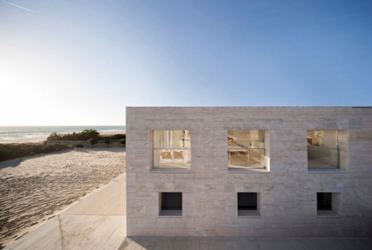 Travertin-Fliesen-Fassadenverkleidung-Haus-Strand-minimalistisch