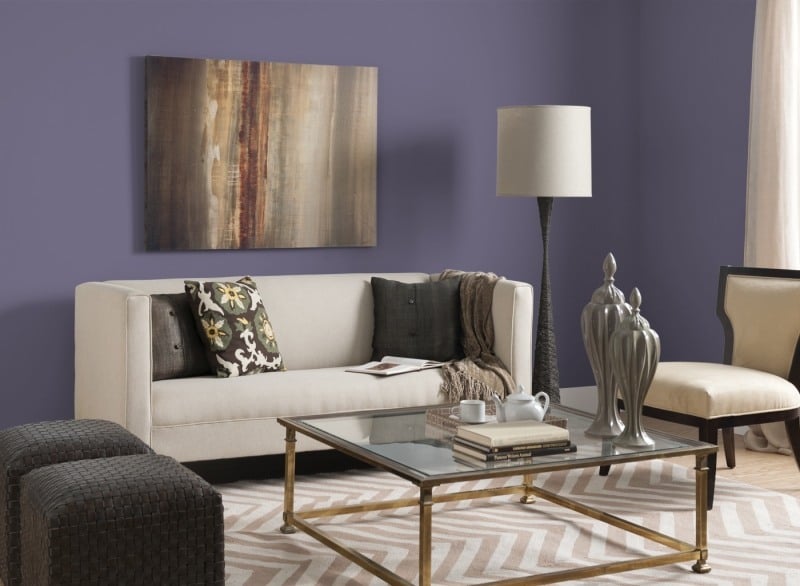 Wandfarben-Wohnzimmer-Violett-neutrale-Moebel