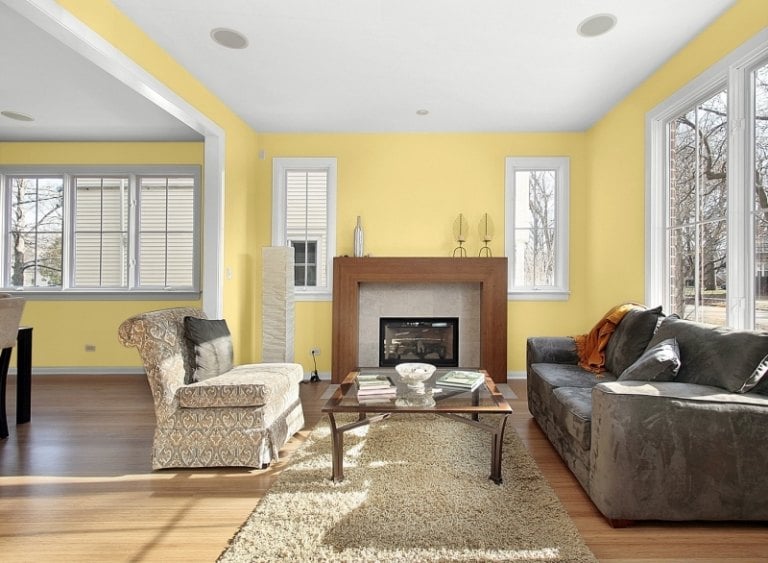 Wandfarben-Wohnzimmer-gelb-weiss-klassische-Einrichtung