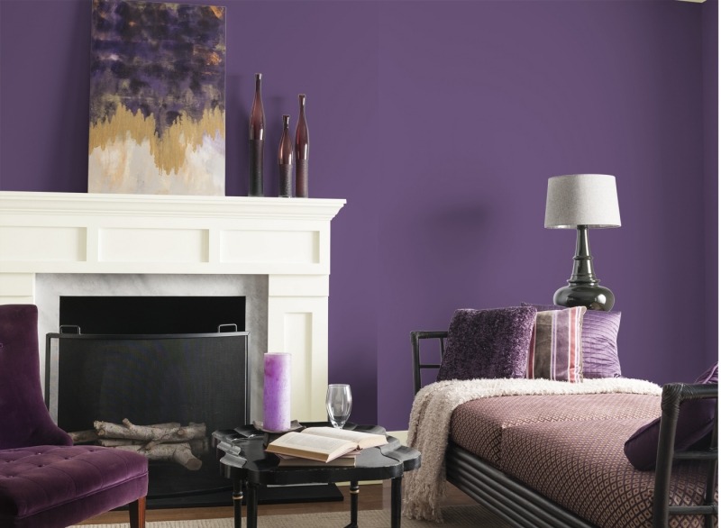 Wandfarben fürs Wohnzimmer lila-weiss-Kamin-klassisch