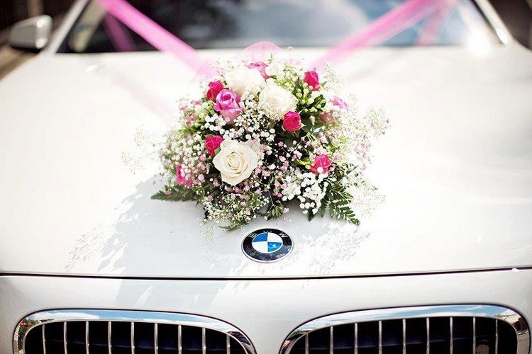 Autoschmuck für Hochzeit  weisser-bmw-blumenstrauss-rosa-satinbaender