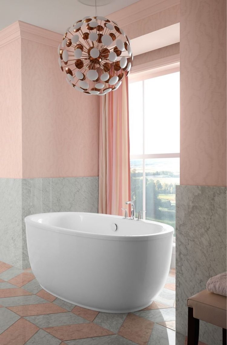 badezimmer-stil-design-ideen-marmor-grau-rosa-freistehende-badewanne
