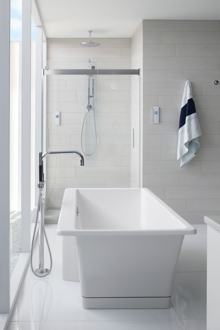 badezimmer-stil-design-ideen-minimalistisch-reduziert-weiss-badewanne-freistehend
