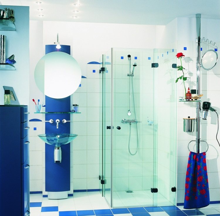 badezimmer weiss blau akzent modern glas fliesenfarben ideen