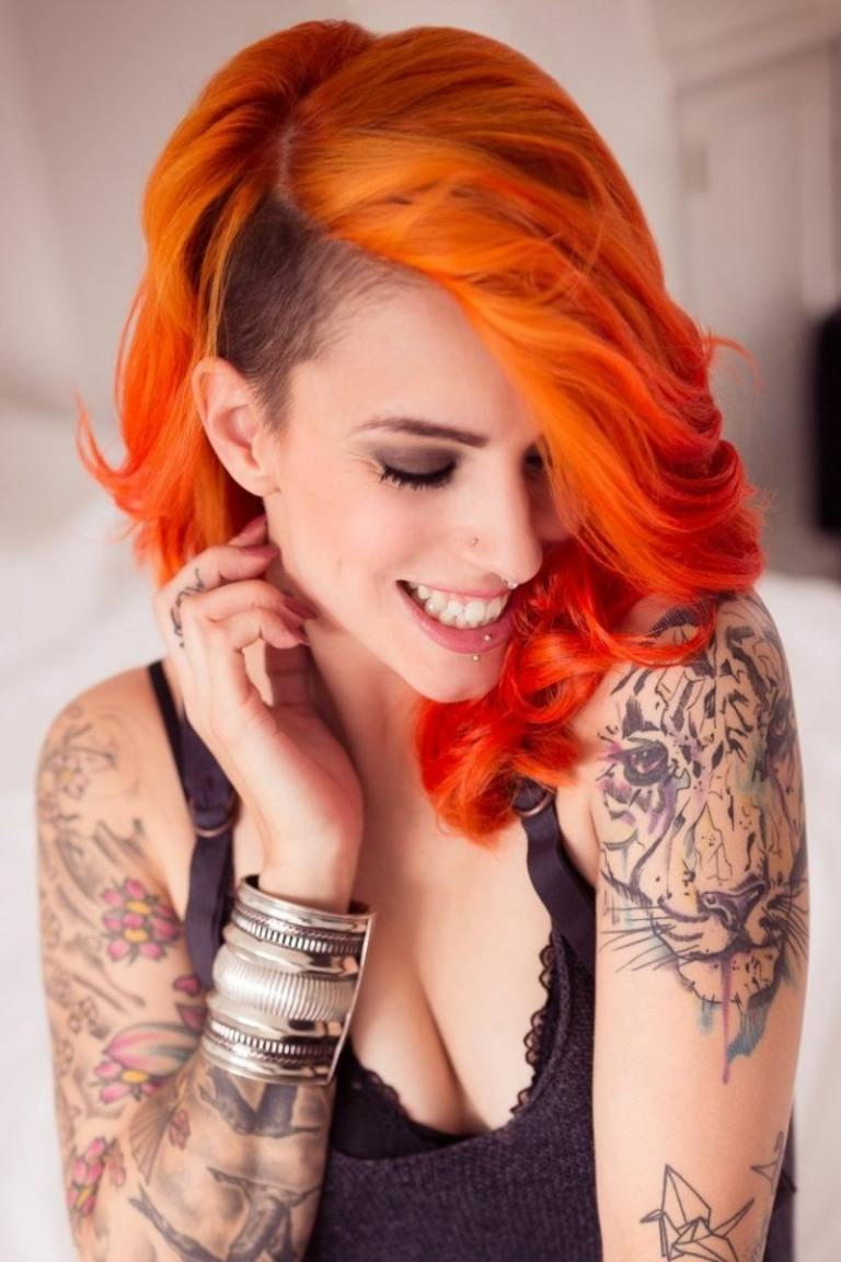 bautfrisur mit undercut orange haare attraktiv tattoos
