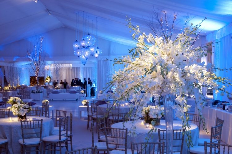 beleuchtung hochzeit blau tischdeko weiss blumen winter dekoration