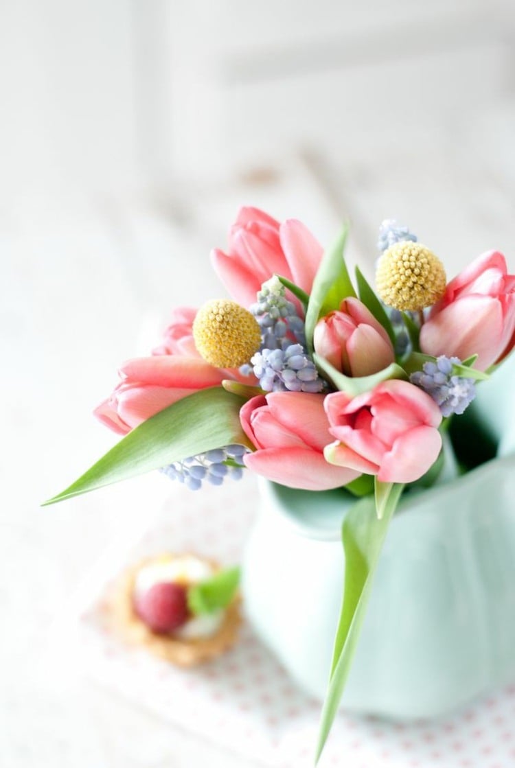 blumen arrangements im frühling tulpen rosa blau vase weiss