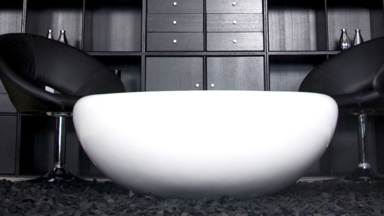 Couchtisch Hochglanz in weiß -oval-organisch-modern-griffon-schwarz-minimalistisch