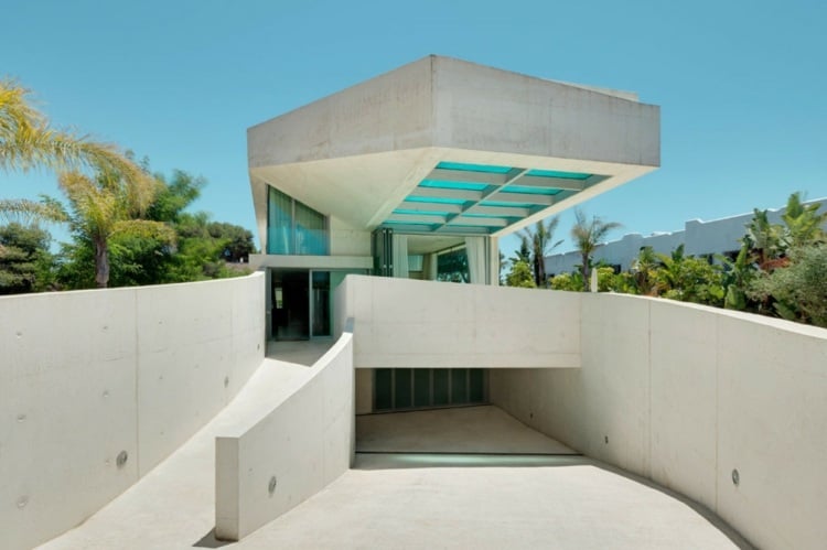design modern haus beton grau tuerkis glas idee pool dach