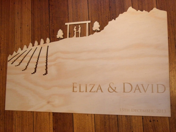 einladungskarte-zur-hochzeit-holz-graviert-ausgeschnitten-eliza-david-schild