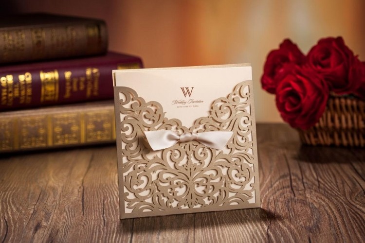 Einladungskarte zur Hochzeit -laserschnitt-karton-gold-klassik-schmacksvoll-rose-rot