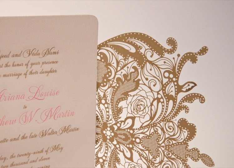 einladungskarte-zur-hochzeit-ornamente-floral-motive-verspielt-laser-schneiden-papier