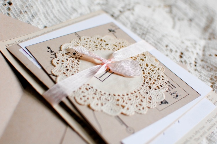 Einladungskarte zur Hochzeit -spitzendeckchen-natuerlich-papier-schleife-zart