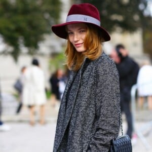 fedora-hut-bordo-vogue-streetstyle-mantel-grau-wolle-chanel-tasche