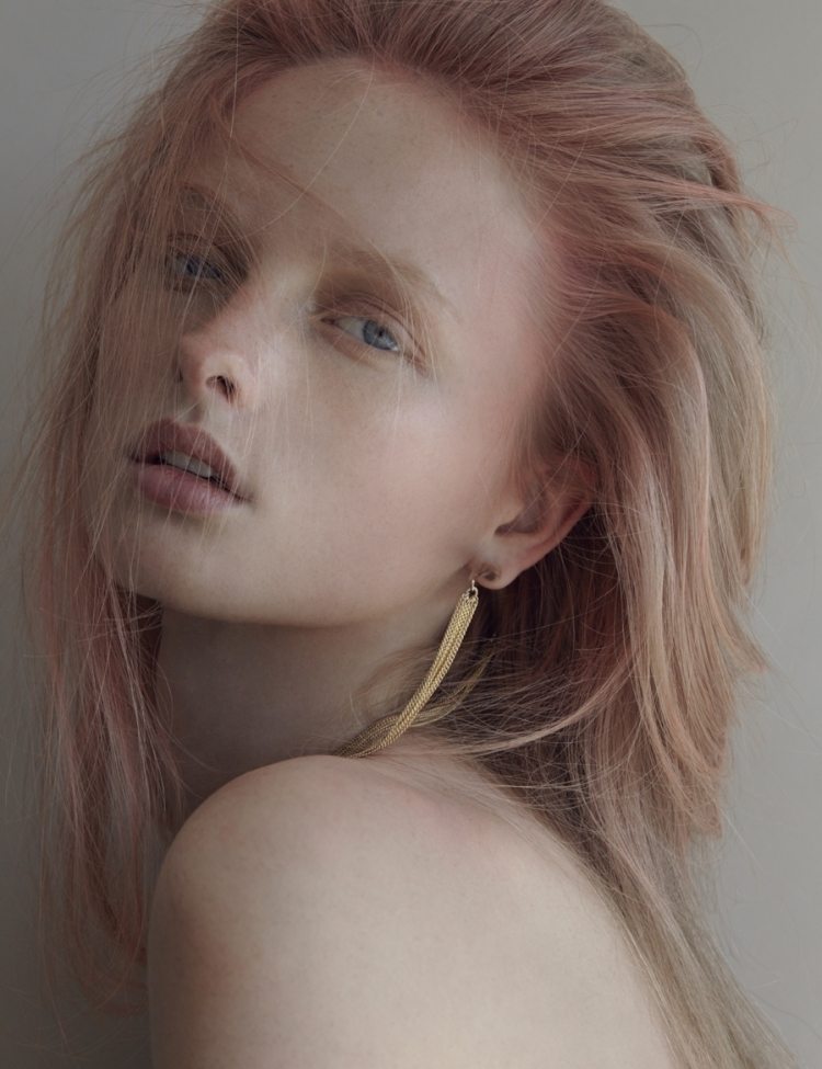 Frisuren Mittellang -rosegold-blond-farbe-haar-schnitt-duenn