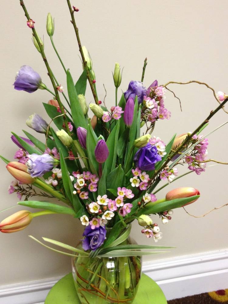 fruehling vase dekorieren tulpen arrangement blumen idee