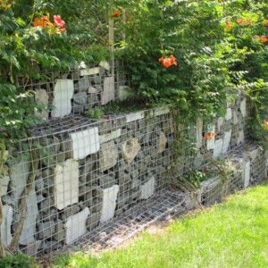 gabionen als deko im garten mauer naturstein mix rasen gestaltung